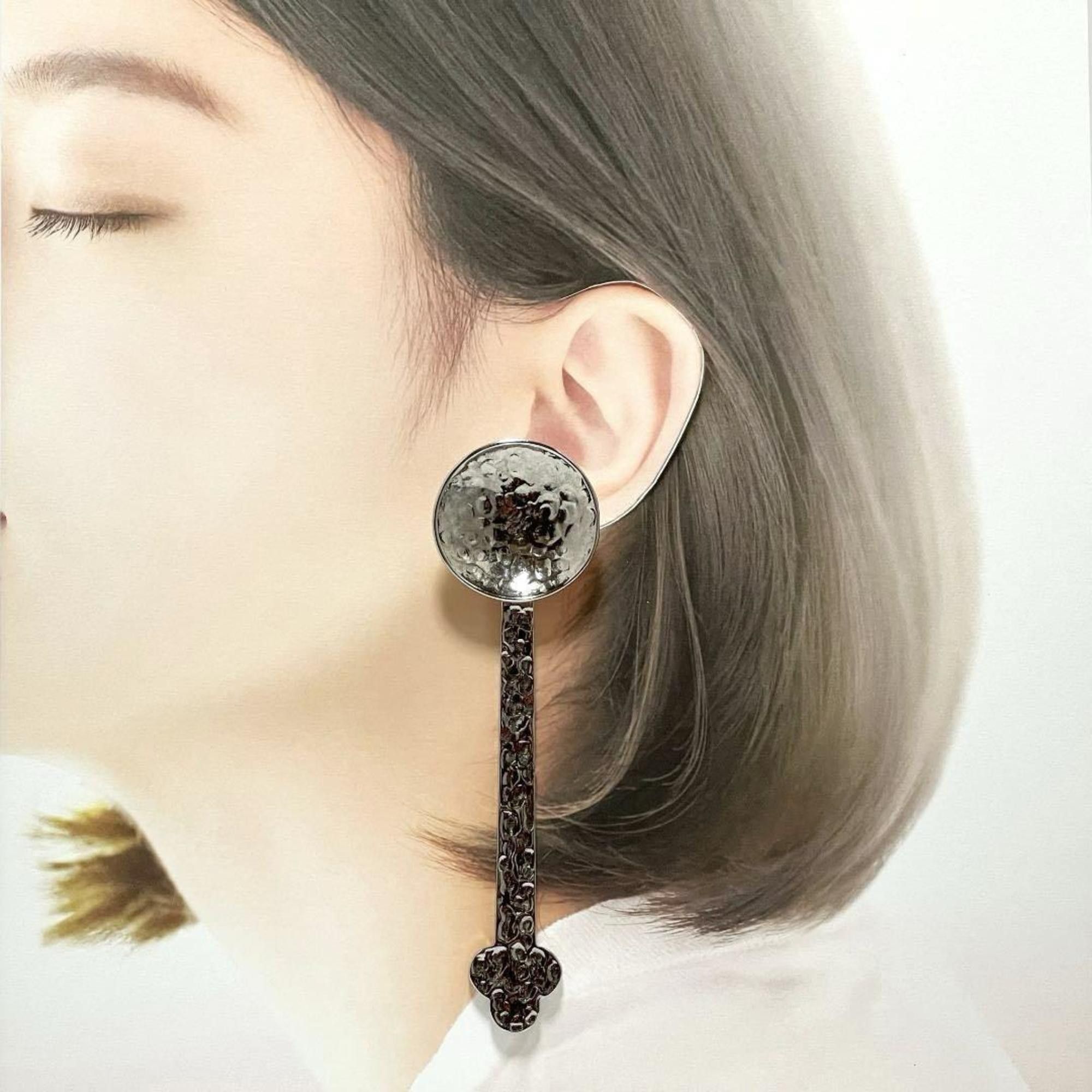 Loewe LOEWE Women's Spoon Hammer Texture Earrings Size ONE SIZE - 9 Thumbnail