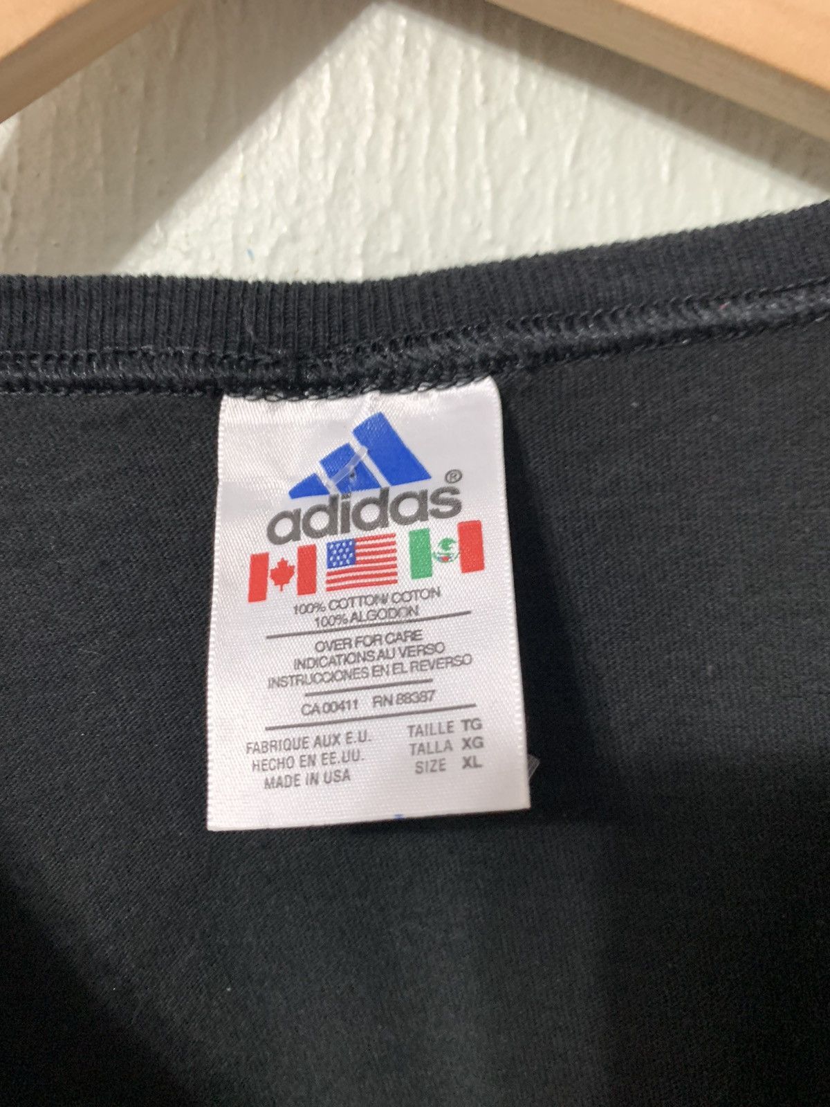 Vintage Vintage Adidas Chest Logo Embroidered Tee Size US L / EU 52-54 / 3 - 2 Thumbnail