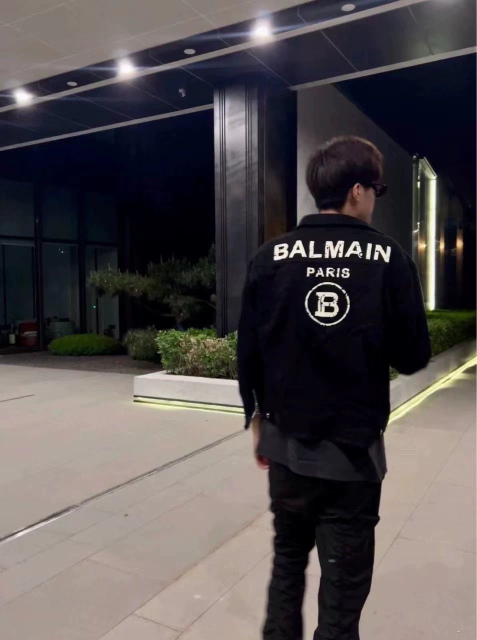 Balmain Balmain Imitation of the old arm destroyed the letter logo denim jacket behind the silver buckle. Size US M / EU 48-50 / 2 - 8 Thumbnail