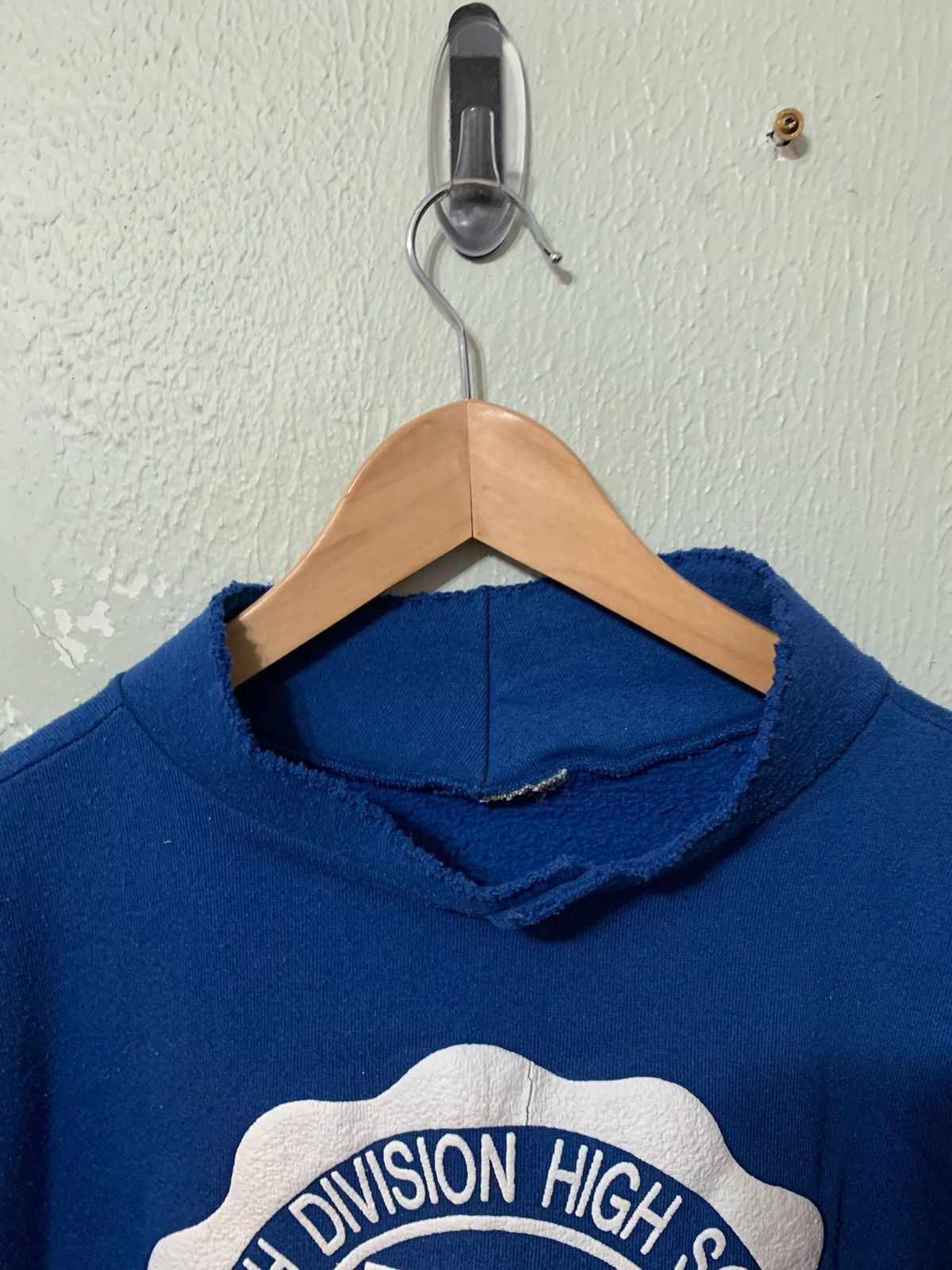 Vintage Vintage Crewneck 1990s Distressed Boro Crest Highschool Vintage Sweatshirt Size US S / EU 44-46 / 1 - 3 Thumbnail