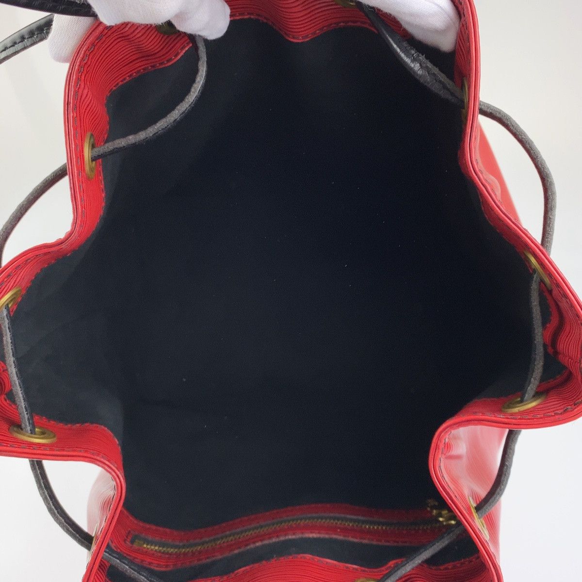 Louis Vuitton Louis Vuitton Louis Vuitton Epi Noe Shoulder Bag Red Black Leather Shoulder Bag M44172 Size ONE SIZE - 8 Thumbnail