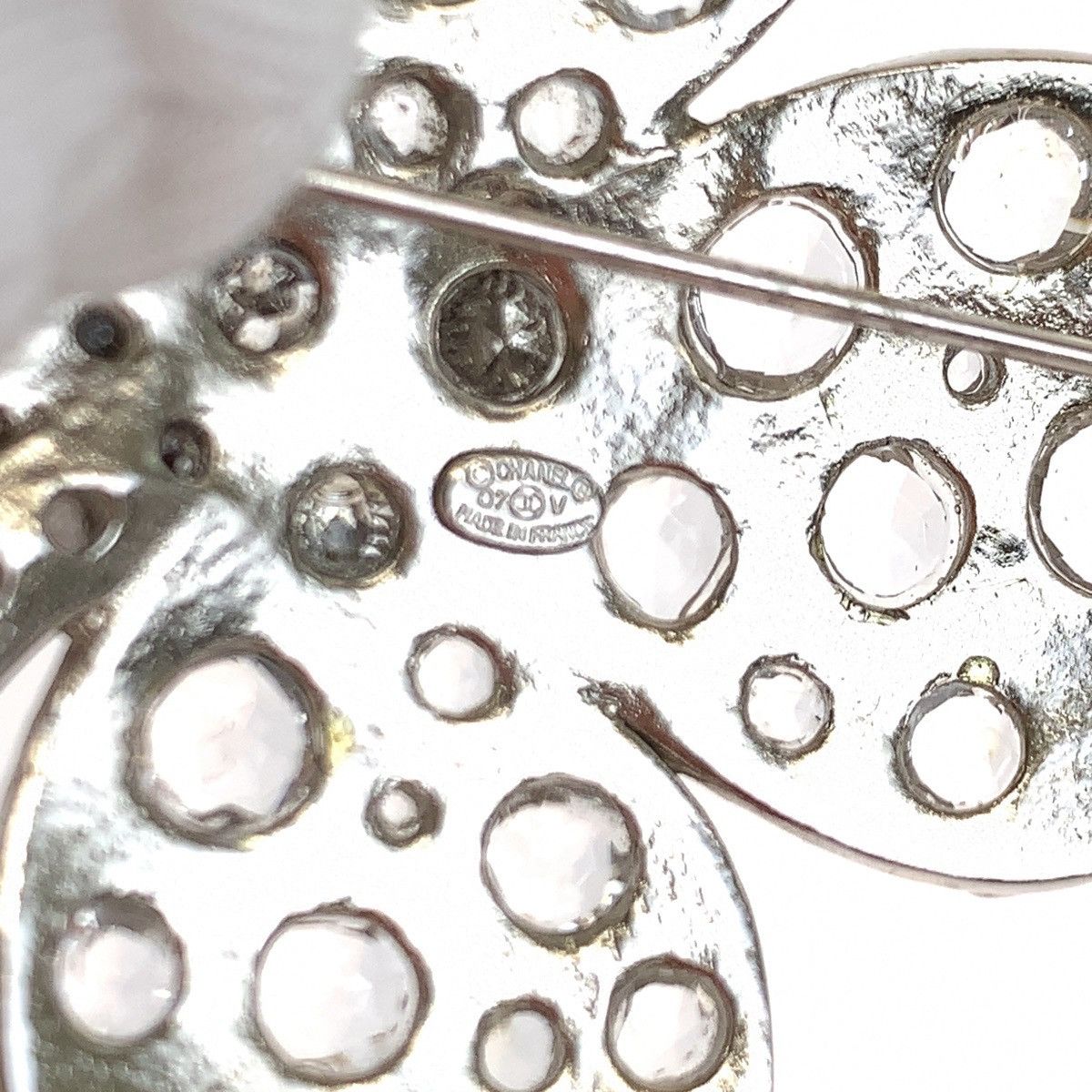 Chanel Chanel Chanel Silver Clover Brooch with Rhinestones Metal Brooch 07V Size ONE SIZE - 4 Thumbnail