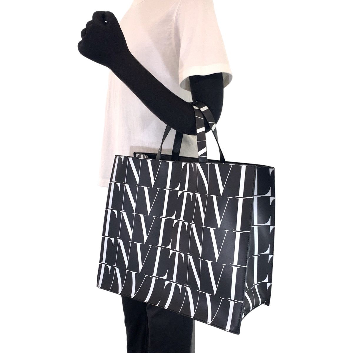 Valentino Valentino Valentino Calf Tote Bag WY2B0963 Leather Tote Bag WY2B0963 in Great Condition Size ONE SIZE - 6 Thumbnail