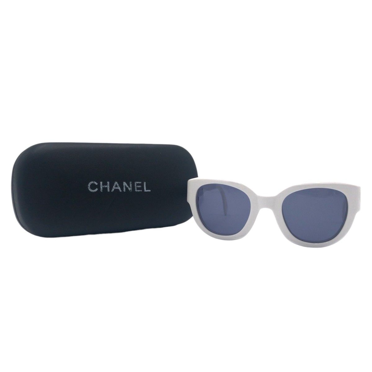 Chanel Chanel Chanel Vintage White Plastic Sunglasses Plastic Sunglasses 05247 10601 in Very Good Condition Size ONE SIZE - 10 Thumbnail