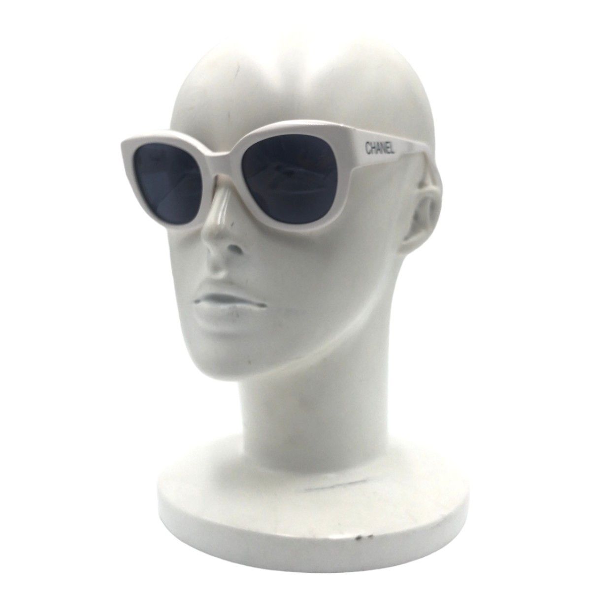 Chanel Chanel Chanel Vintage White Plastic Sunglasses Plastic Sunglasses 05247 10601 in Very Good Condition Size ONE SIZE - 4 Thumbnail