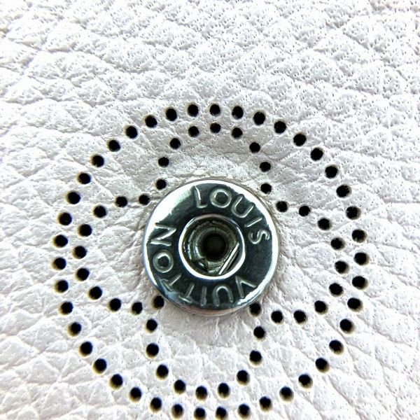 Louis Vuitton Louis Vuitton Louis Vuitton Mahina Leather Compact Wallet M68671 Leather Short Wallet M68671 in Good Condition Size ONE SIZE - 8 Thumbnail