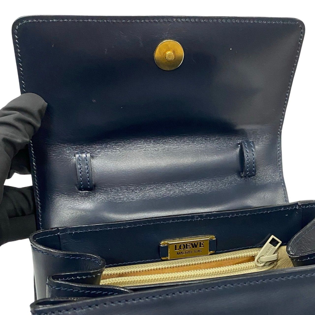 Loewe Loewe Anagram Handle Bag Leather Crossbody Bag in Very Good Condition Size ONE SIZE - 7 Thumbnail