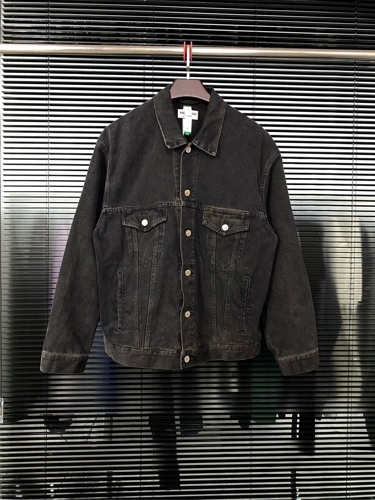 Balenciaga Balenciaga denim jacket with lapel buttons spray painted graffiti Size US XS / EU 42 / 0 - 2 Thumbnail