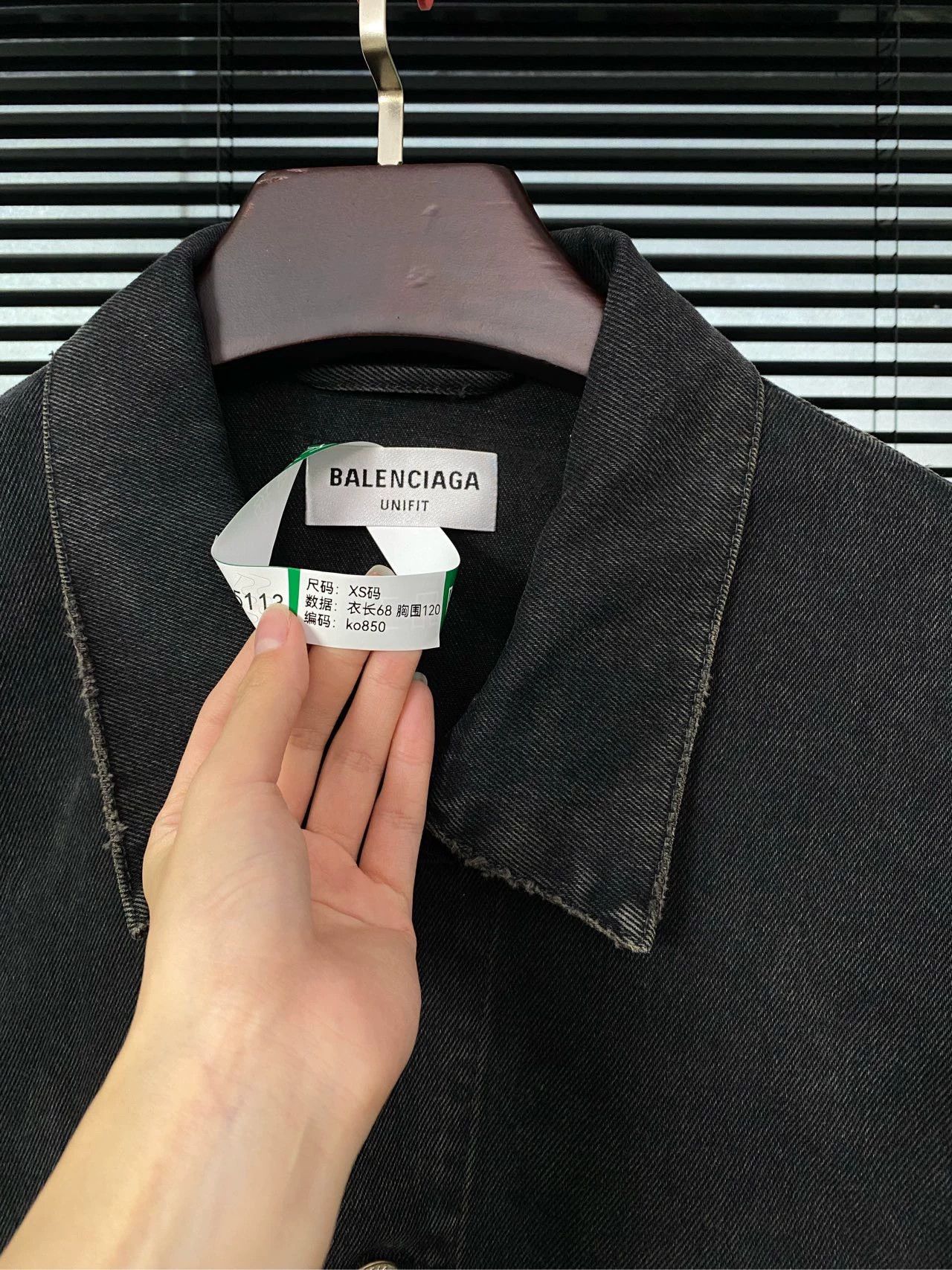 Balenciaga Balenciaga denim jacket with lapel buttons spray painted graffiti Size US XS / EU 42 / 0 - 3 Thumbnail