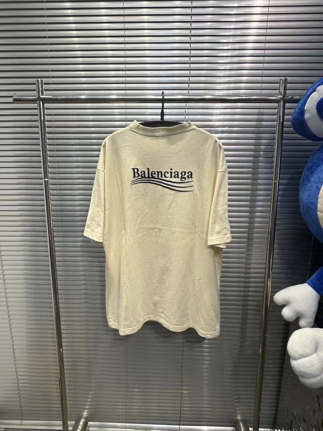 Balenciaga Balenciaga classic hot selling product with embroidered letter logo in front and back, cola beige short sleeved shirt Size US L / EU 52-54 / 3 - 2 Thumbnail
