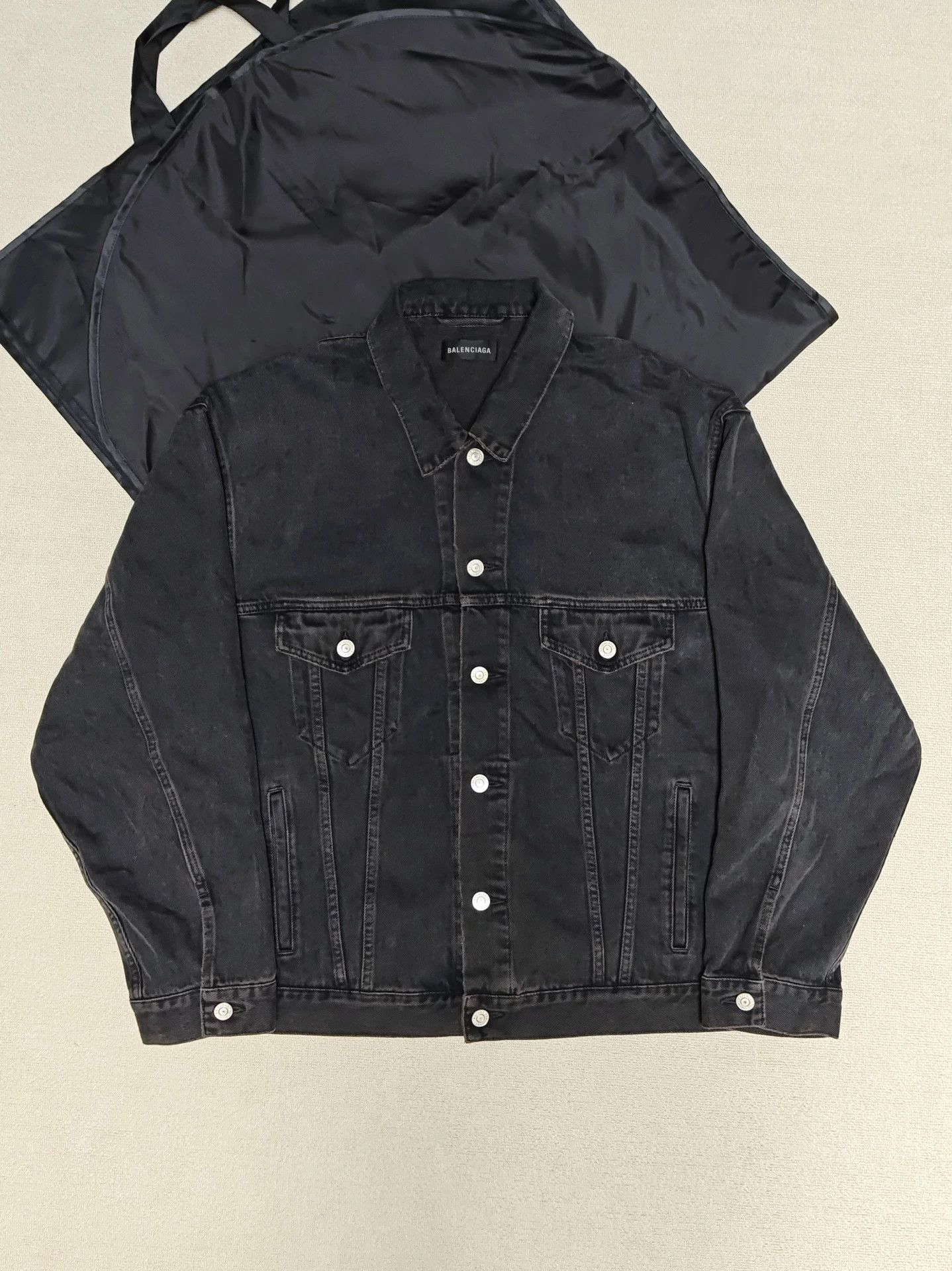 ワンピなど最旬ア！ painted spray 22ss Balenciaga Balenciaga graffiti B double ジャケット・アウター
