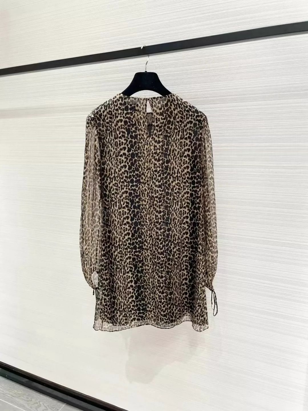 Saint Laurent Paris Saint Laurent Paris Leopard print silk dress Size US 34 / EU 50 - 2 Thumbnail