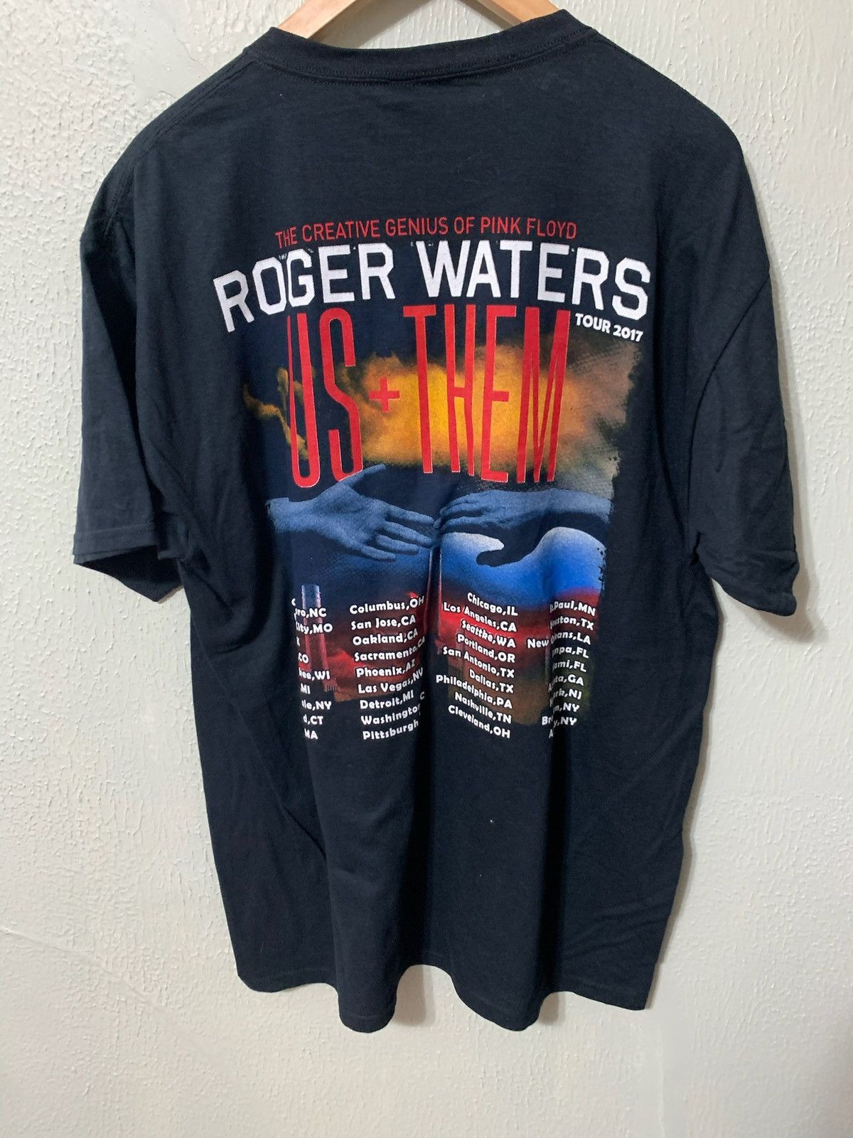 Vintage Vintage Roger Waters Us and Them T-Shirt Size US L / EU 52-54 / 3 - 3 Thumbnail