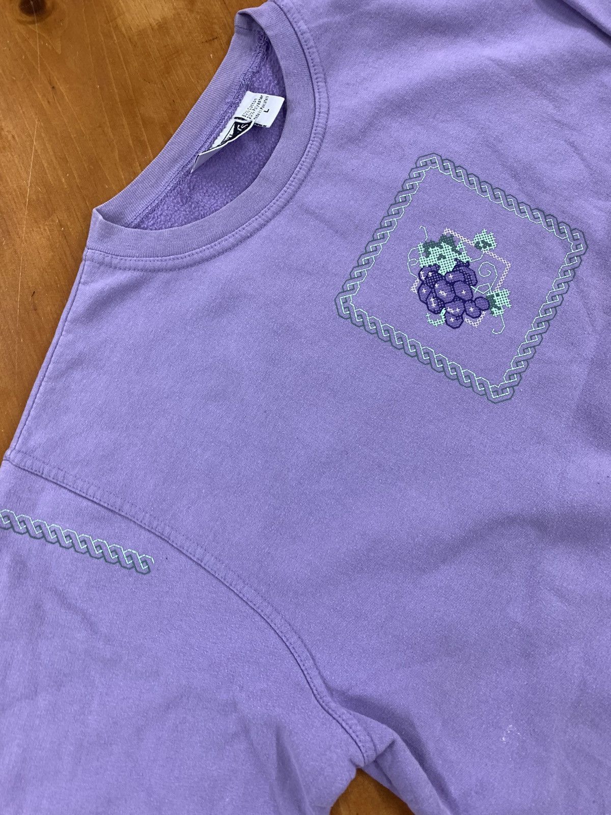 Vintage Vintage Crewneck Grape Needlepoint Art Crewneck Size US L / EU 52-54 / 3 - 4 Thumbnail