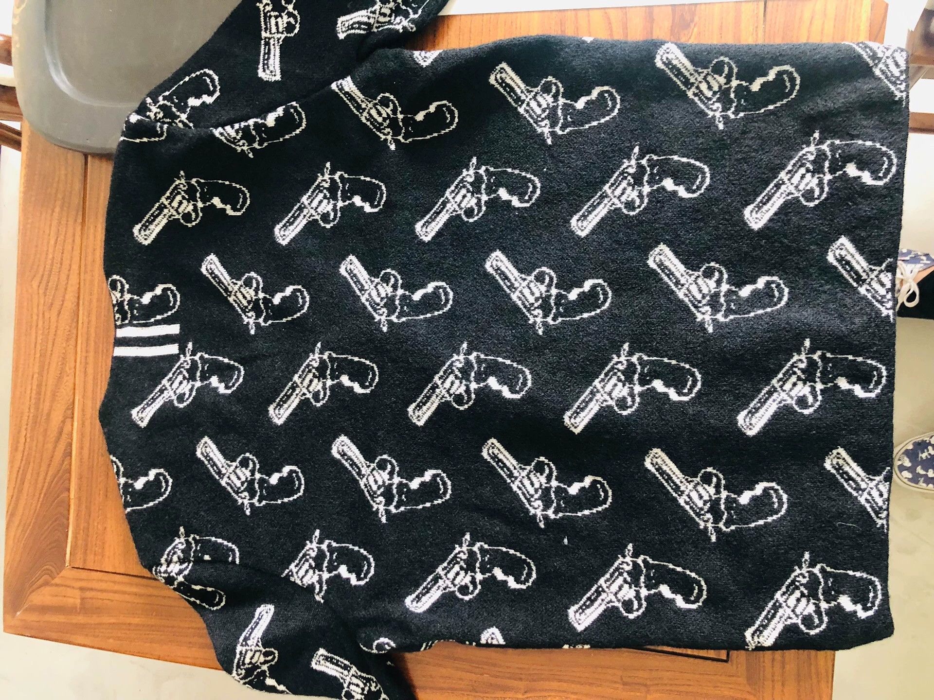 Saint Laurent Paris Saint Laurent Paris Pistol printed sweater Size US XS / EU 42 / 0 - 6 Thumbnail