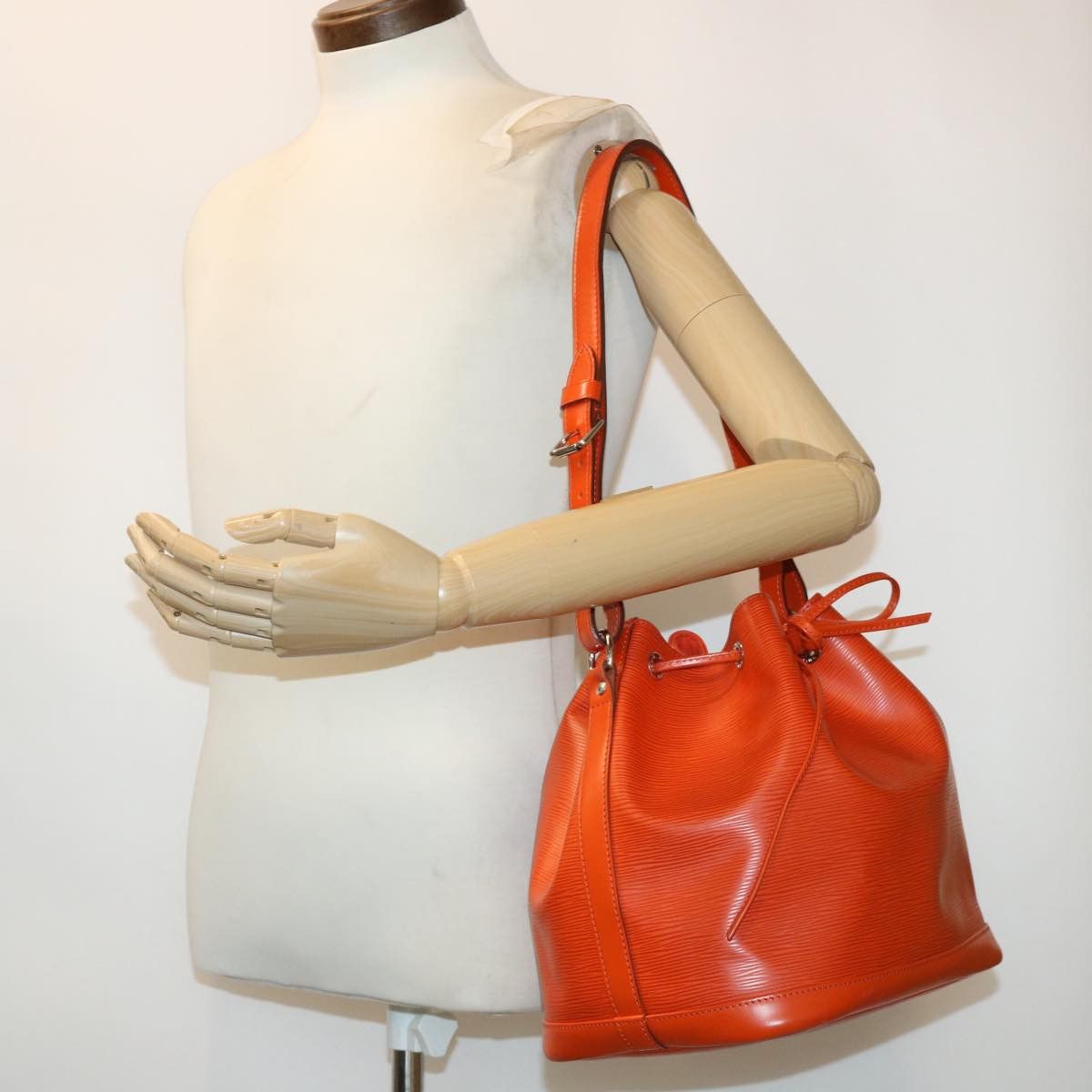 Louis Vuitton Petit Noé Orange Leather Shoulder Bag (Pre-Owned) Size ONE SIZE - 7 Thumbnail