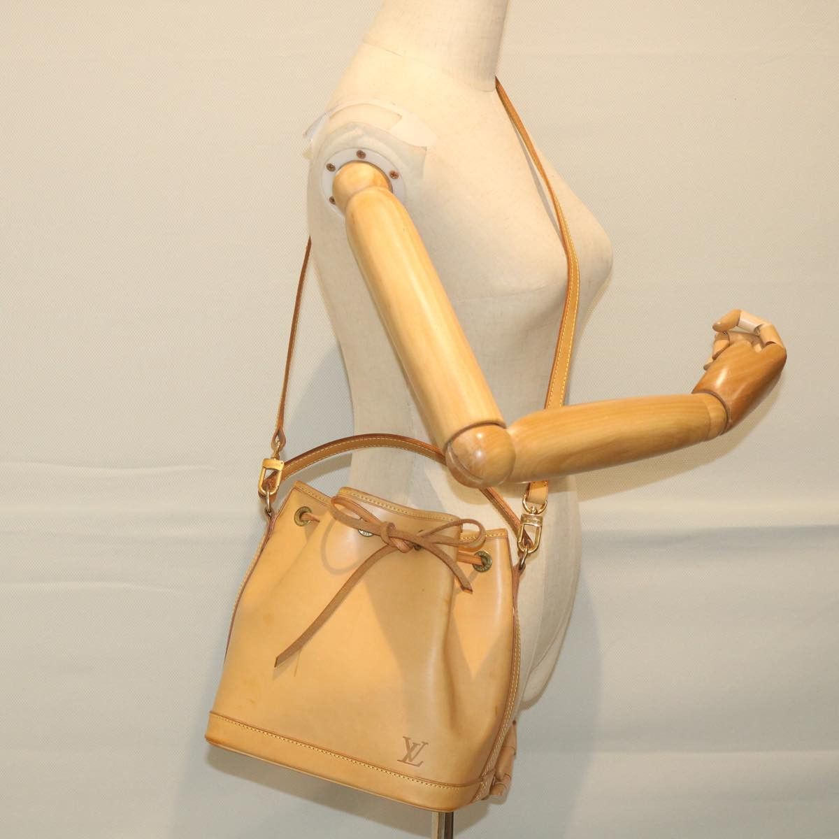 Louis Vuitton Noe Beige Leather Handbag (Pre-Owned) Size ONE SIZE - 6 Thumbnail