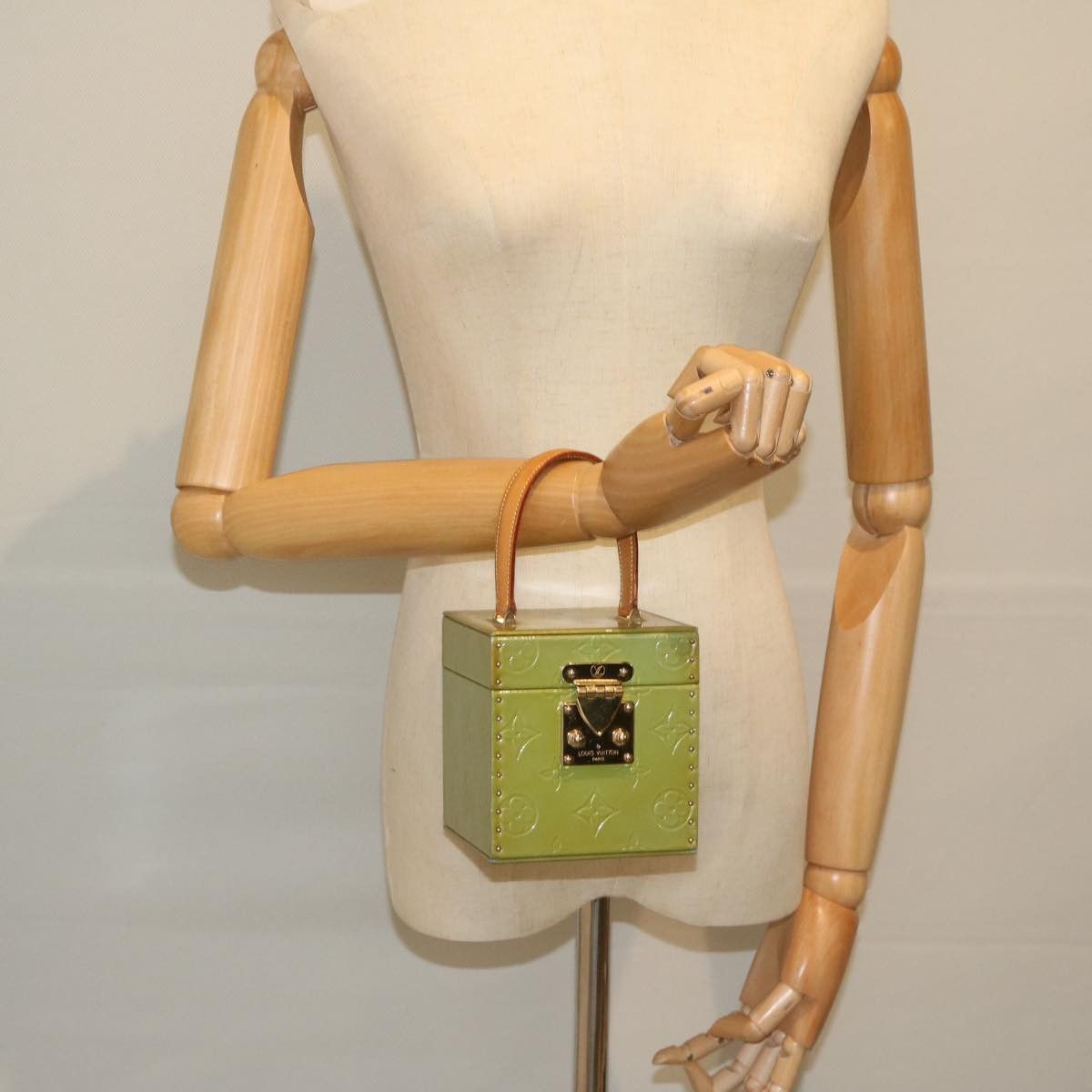 Louis Vuitton Bleecker Green Patent Leather Clutch Bag (Pre-Owned) Size ONE SIZE - 7 Thumbnail