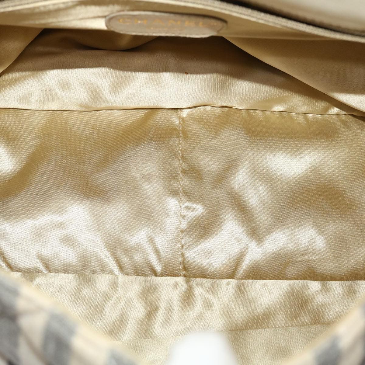 Chanel Matelassé White Canvas Shoulder Bag (Pre-Owned) Size ONE SIZE - 5 Thumbnail