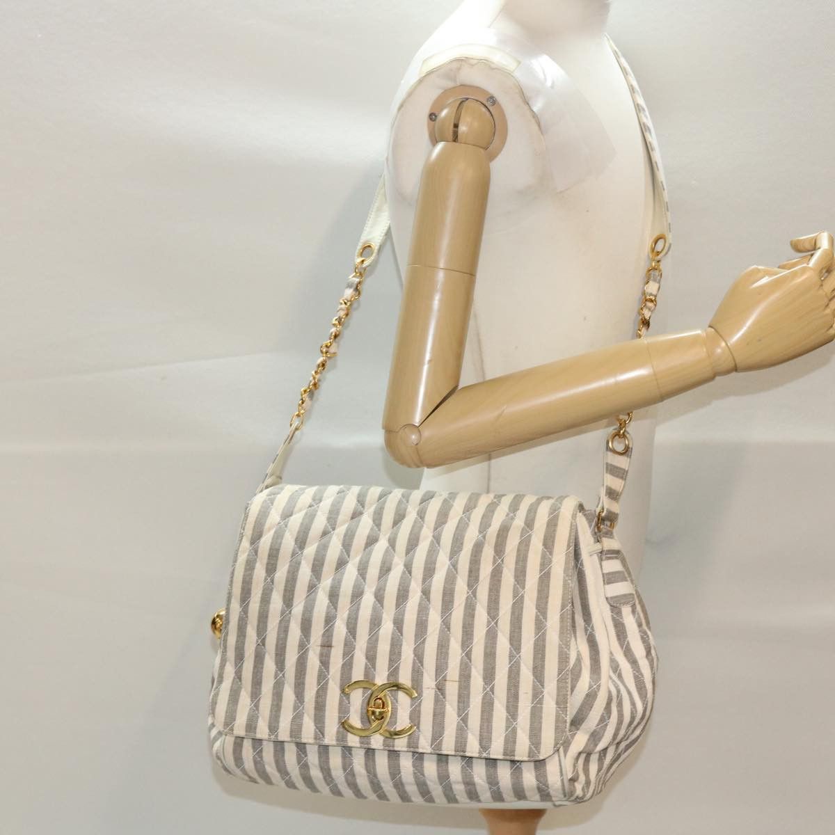 Chanel Matelassé White Canvas Shoulder Bag (Pre-Owned) Size ONE SIZE - 7 Thumbnail