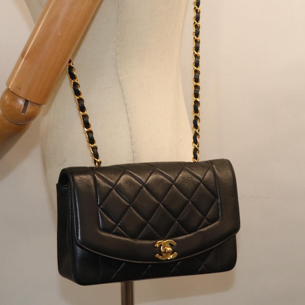 Diana Black Leather Shoulder Bag (Pre-Owned)