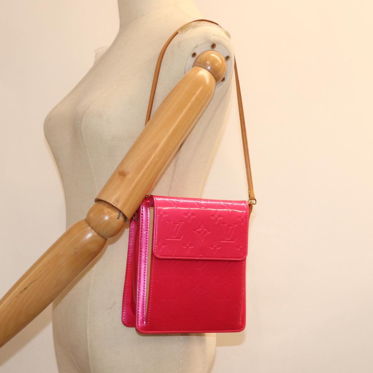 Louis Vuitton Mott Pink Patent Leather Clutch Bag (Pre-Owned) Size ONE SIZE - 7 Thumbnail