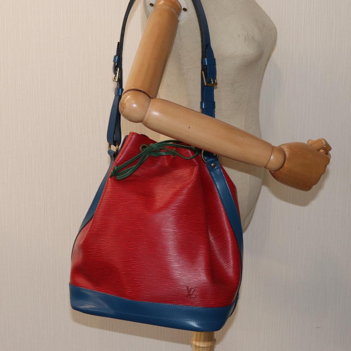 Louis Vuitton Noe Red Leather Shoulder Bag (Pre-Owned) Size ONE SIZE - 7 Thumbnail