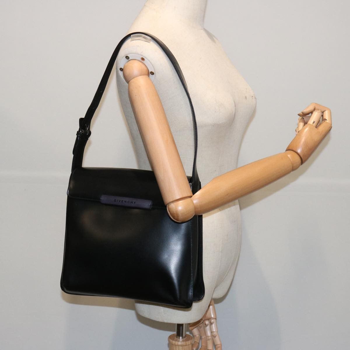 Givenchy Black Leather Shoulder Bag (Pre-Owned) Size ONE SIZE - 8 Thumbnail