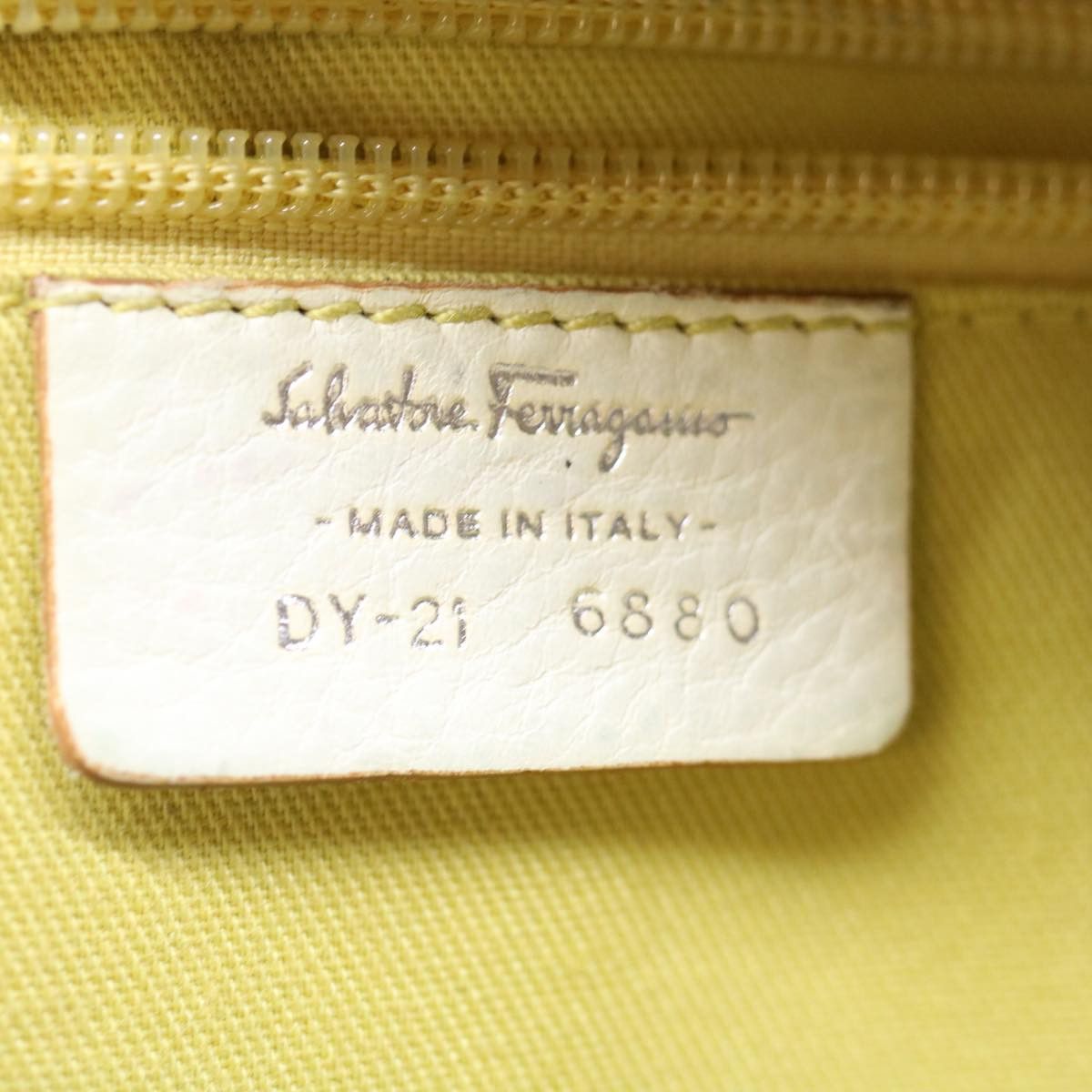 Salvatore Ferragamo Gancio White Leather Shoulder Bag (Pre-Owned) Size ONE SIZE - 6 Thumbnail