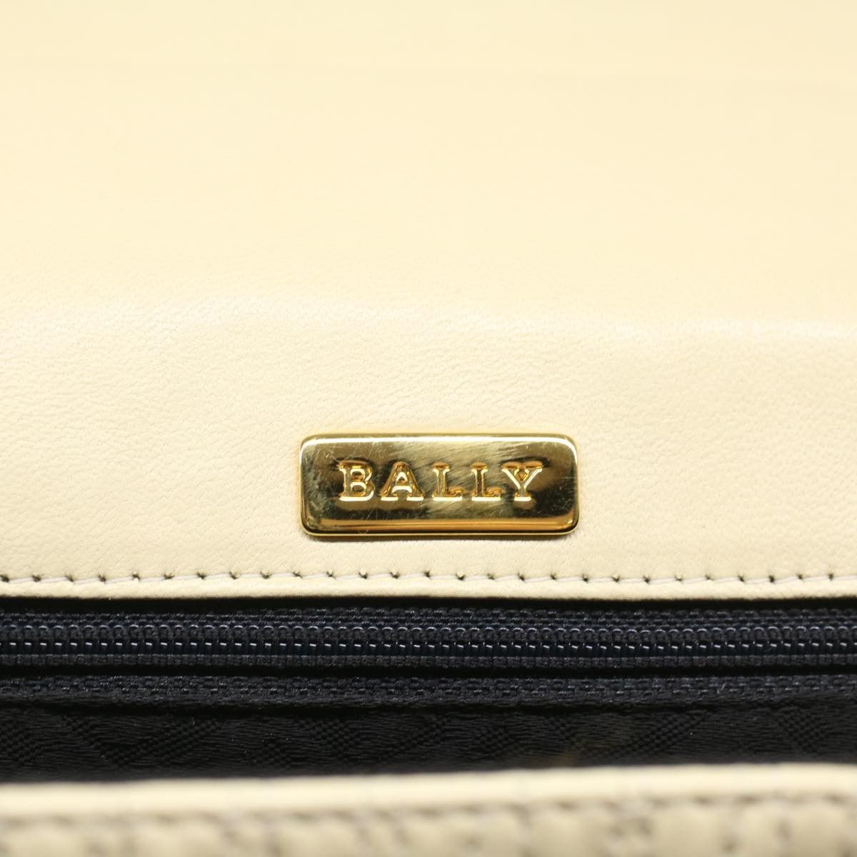 Bally -- White Leather Handbag (Pre-Owned) Size ONE SIZE - 8 Thumbnail
