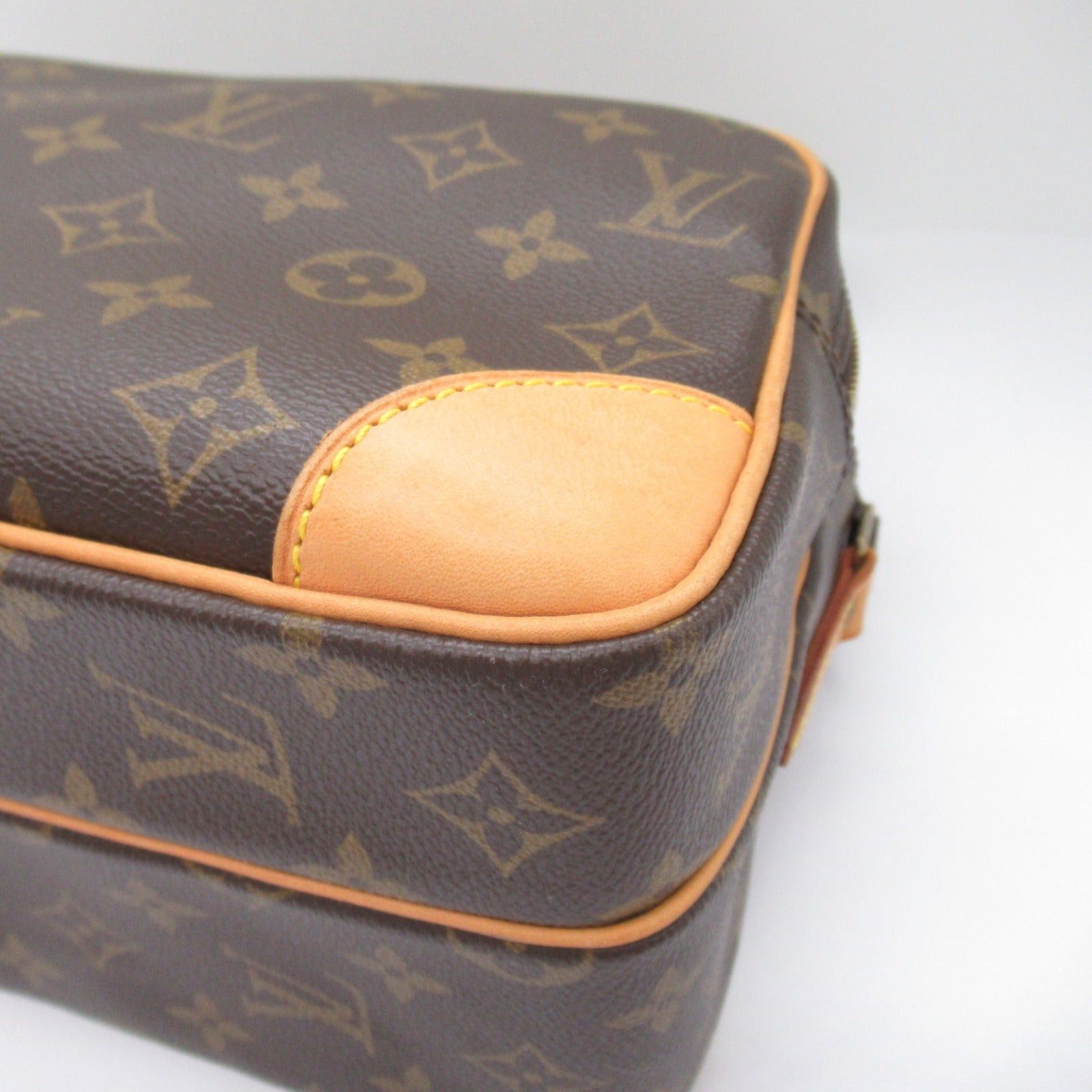 Louis Vuitton Louis Vuitton Nil Shoulder Bag Coated Canvas Monogram Brown Size ONE SIZE - 9 Thumbnail