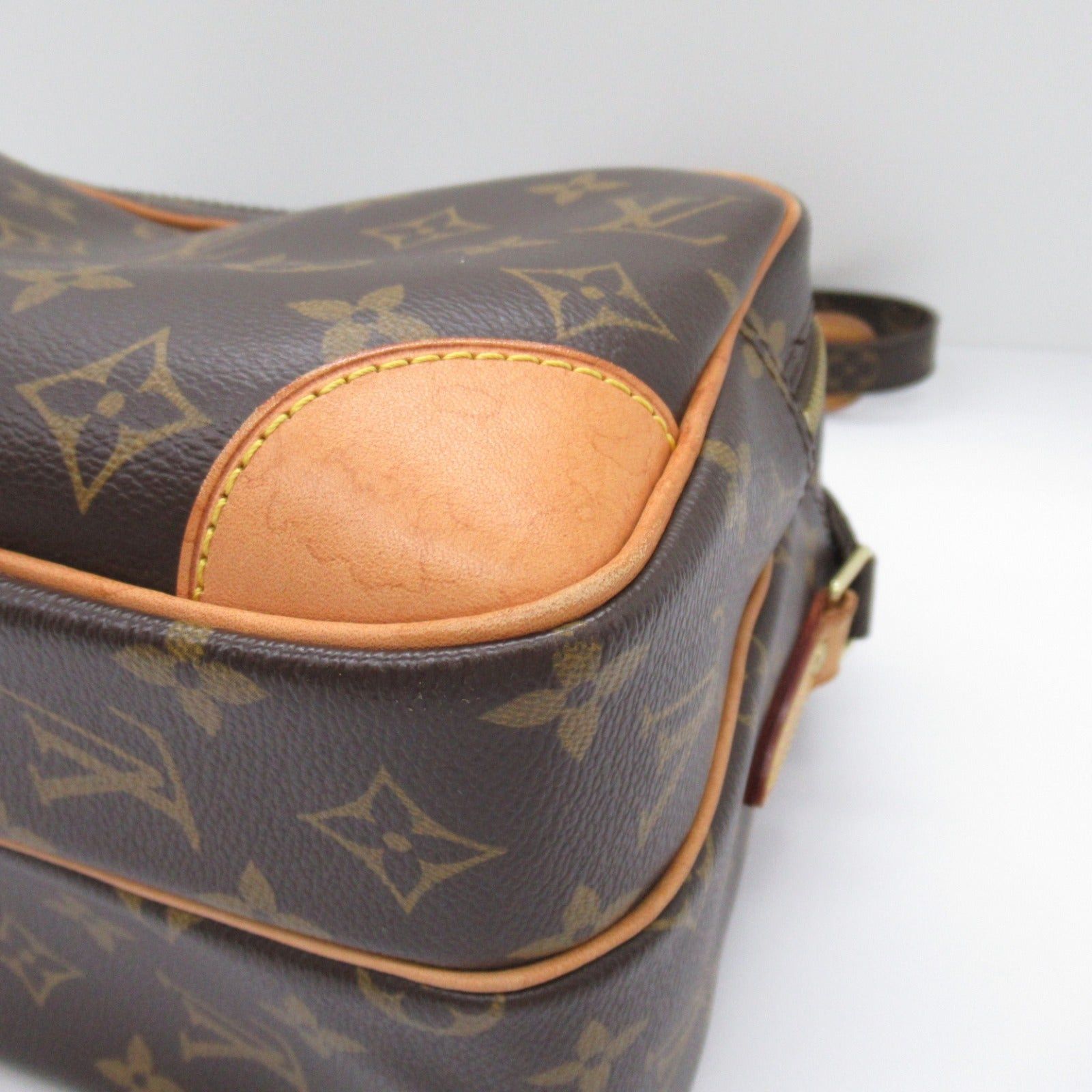 Louis Vuitton Louis Vuitton Nil Shoulder Bag Coated Canvas Monogram Brown Size ONE SIZE - 9 Thumbnail