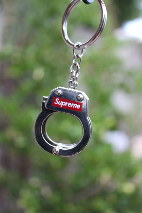 数量は多い Supreme Handcuffs Keychain - メンズ