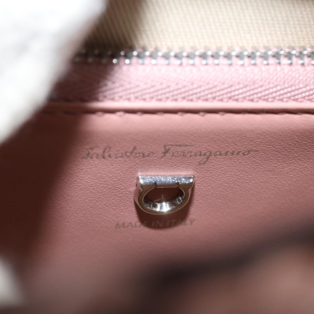 Salvatore Ferragamo Gancini Pink Leather Shoulder Bag (Pre-Owned) Size ONE SIZE - 8 Thumbnail