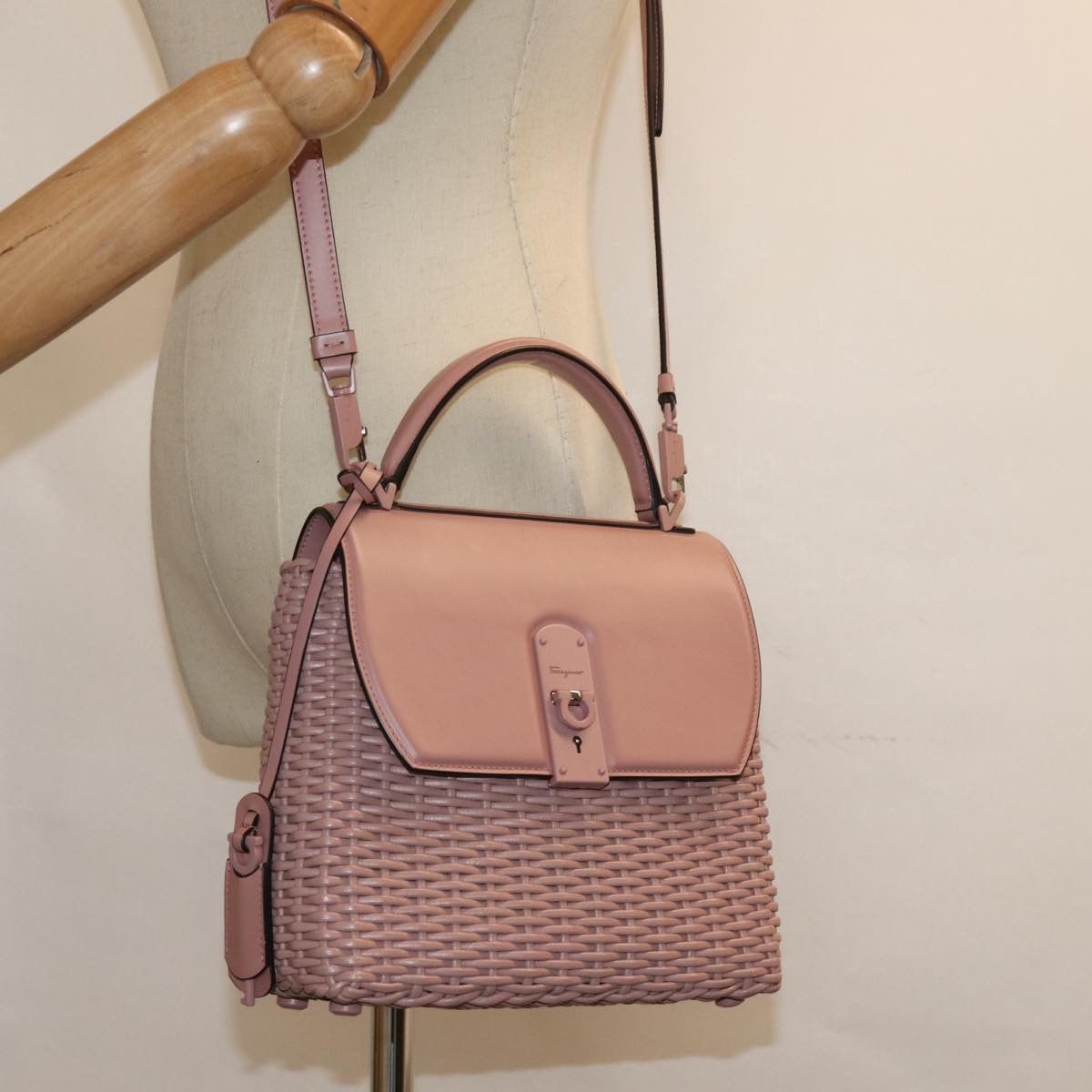 Salvatore Ferragamo Gancini Pink Leather Shoulder Bag (Pre-Owned) Size ONE SIZE - 7 Thumbnail