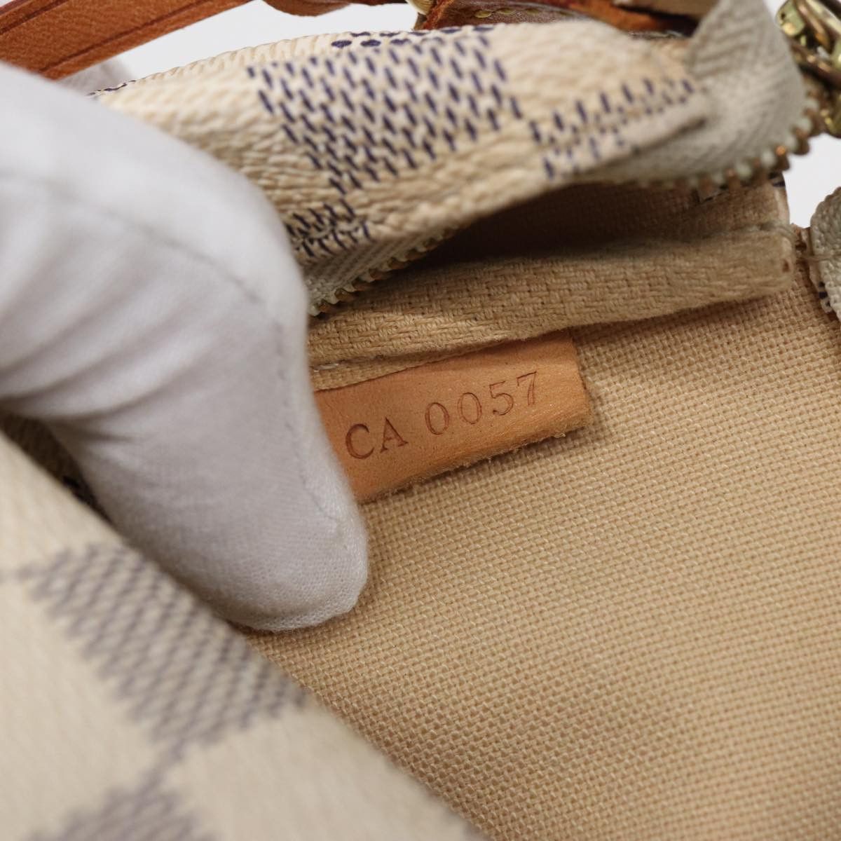 Louis Vuitton Pochette Accessoires White Canvas Clutch Bag (Pre-Owned) Size ONE SIZE - 6 Thumbnail