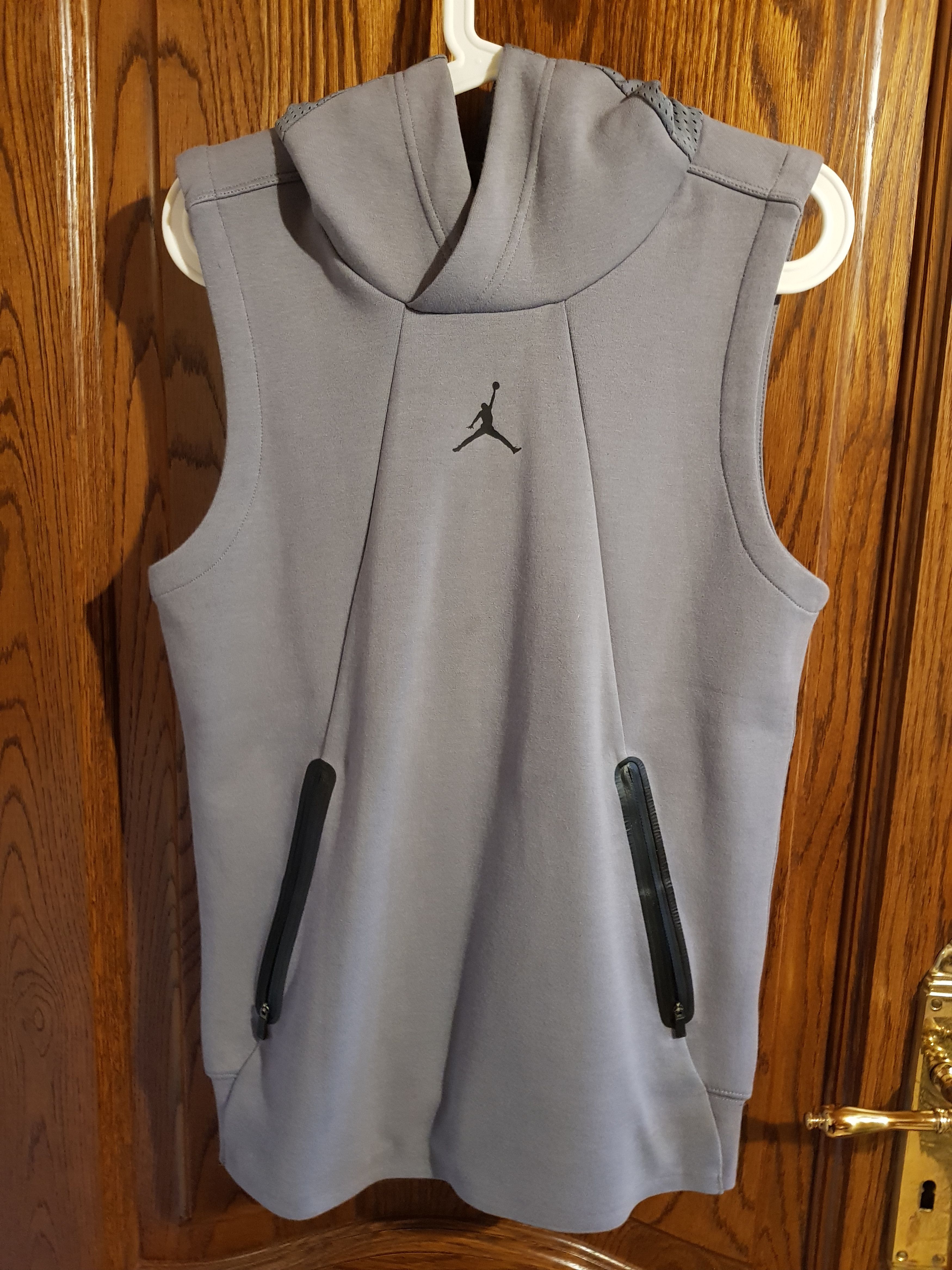 Air jordan best sale sleeveless hoodie