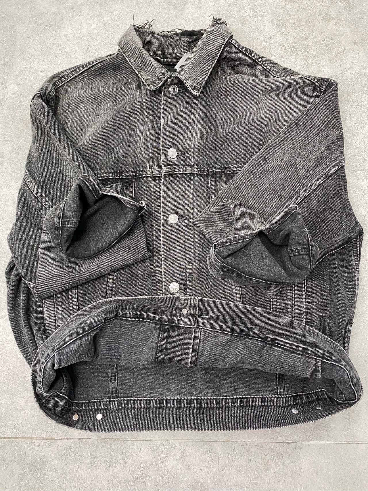 Balenciaga Balenciaga denim jacket with black distressed back and letter printed logo Size US M / EU 48-50 / 2 - 5 Thumbnail