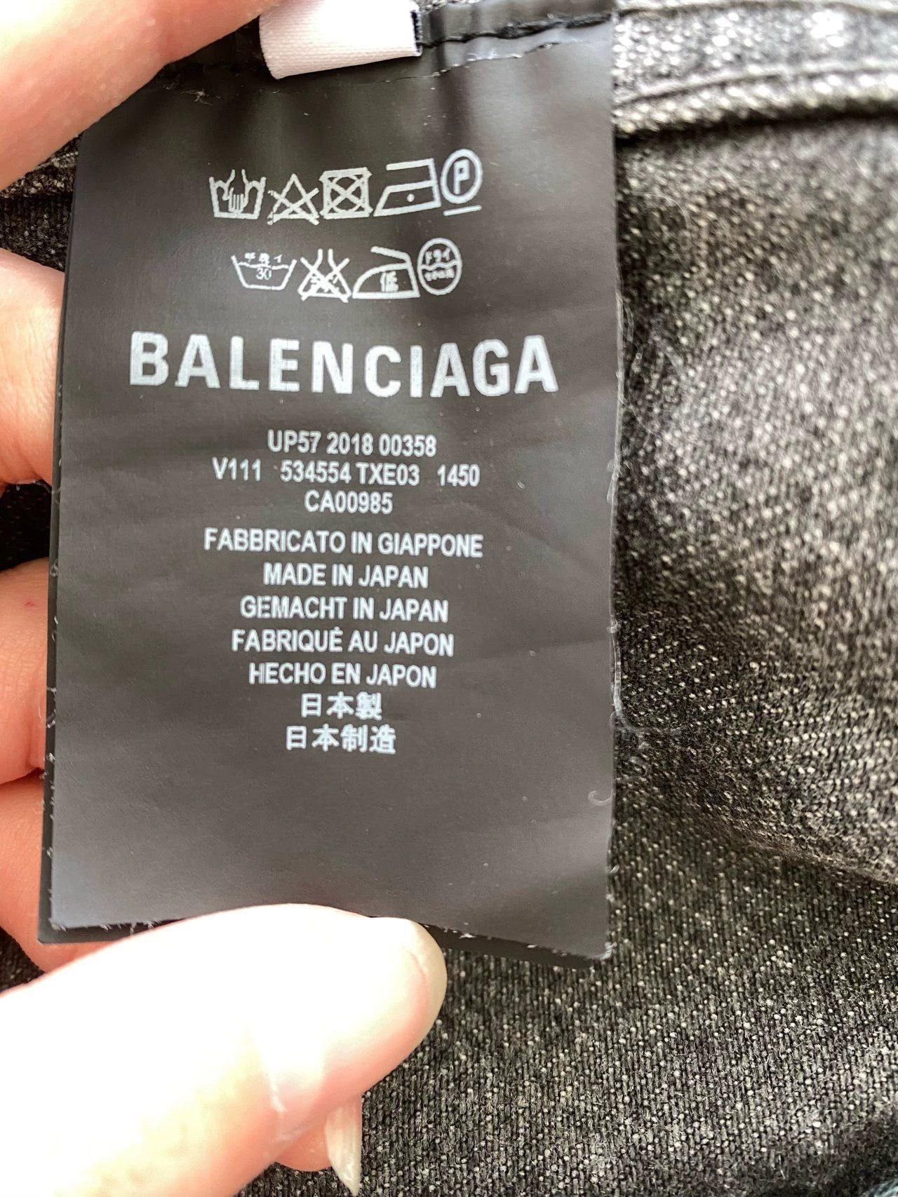 Balenciaga Balenciaga denim jacket with black distressed back and letter printed logo Size US M / EU 48-50 / 2 - 4 Thumbnail