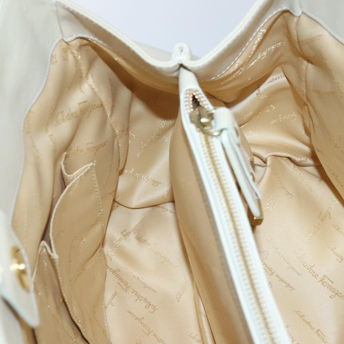 Salvatore Ferragamo Gancini Beige Leather Shoulder Bag (Pre-Owned) Size ONE SIZE - 20 Thumbnail