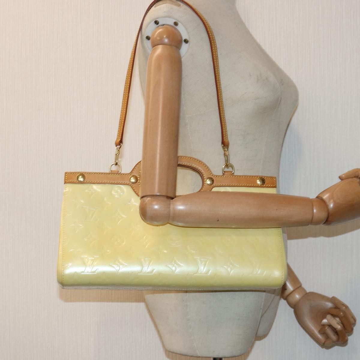 Louis Vuitton Roxbury Beige Patent Leather Handbag (Pre-Owned) Size ONE SIZE - 7 Thumbnail