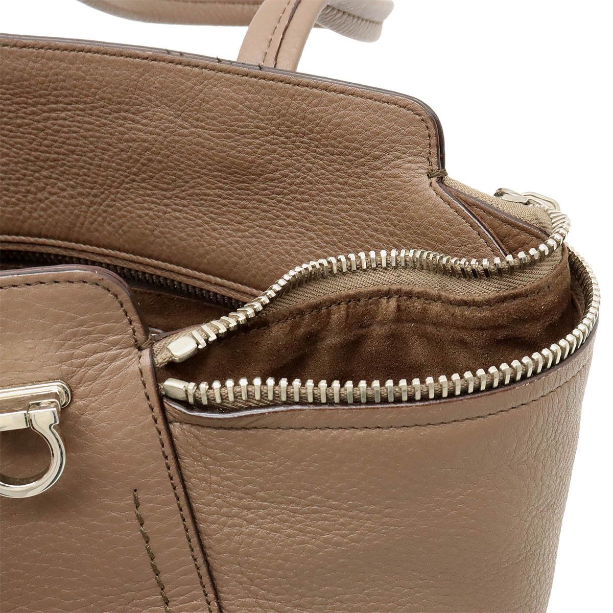 Salvatore Ferragamo Salvatore Ferragamo Salvatore Ferragamo Leather Ariana Varve Gancini Tote Bag Leather Tote Bag DY-21 D698 in Great Condition Size ONE SIZE - 8 Thumbnail