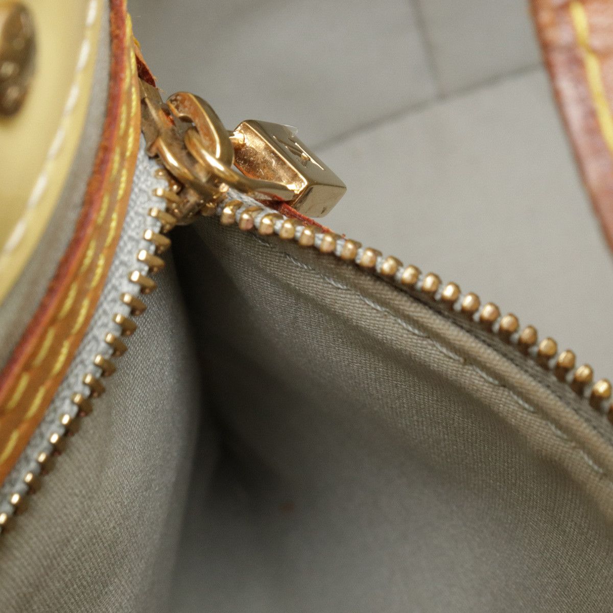 Louis Vuitton Louis Vuitton Louis Vuitton Patent Leather Reed PM Handbag Tote M91336 Leather Tote Bag M91336 in Very Good Condition Size ONE SIZE - 8 Thumbnail