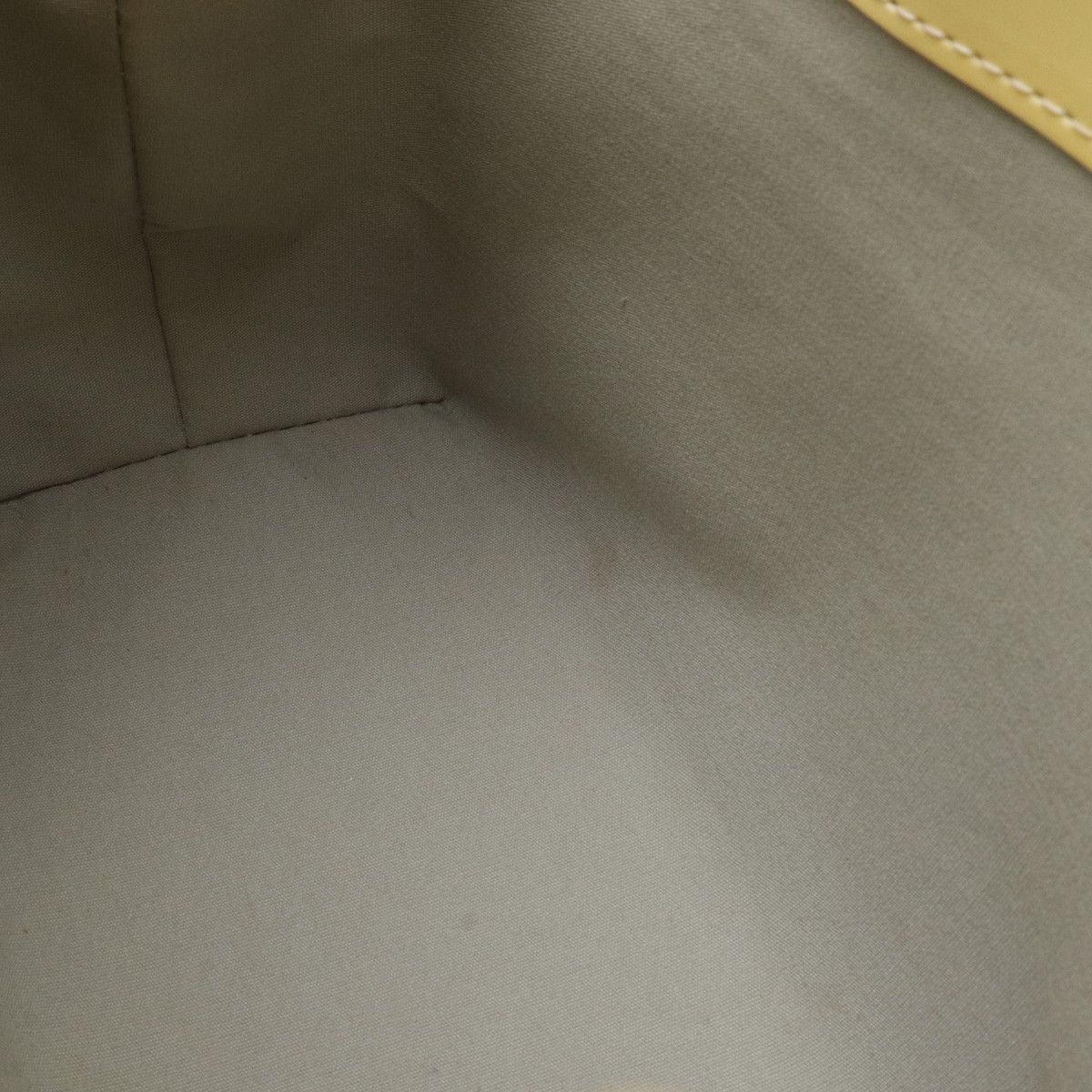 Louis Vuitton Louis Vuitton Louis Vuitton Patent Leather Reed PM Handbag Tote M91336 Leather Tote Bag M91336 in Very Good Condition Size ONE SIZE - 6 Thumbnail