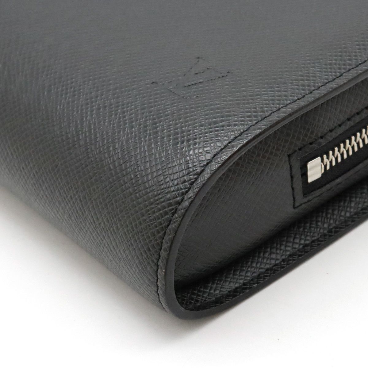Louis Vuitton Louis Vuitton Louis Vuitton Taiga Baikal Clutch Bag M30182 Leather Clutch Bag M30182 in Great Condition Size ONE SIZE - 3 Thumbnail