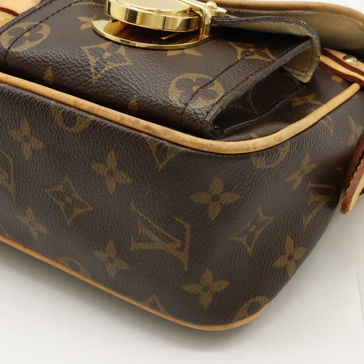 Louis Vuitton Louis Vuitton Louis Vuitton Monogram Hudson PM Shoulder Bag M40027 Canvas Shoulder Bag M40027 in Good Condition Size ONE SIZE - 3 Thumbnail