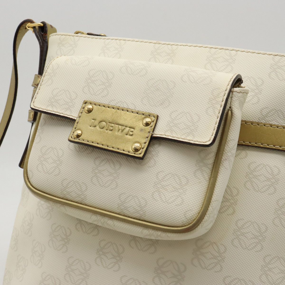 Loewe Loewe Loewe Anagram PVC Leather Shoulder Bag White Gold Canvas Crossbody Bag in Very Good Condition Size ONE SIZE - 7 Thumbnail