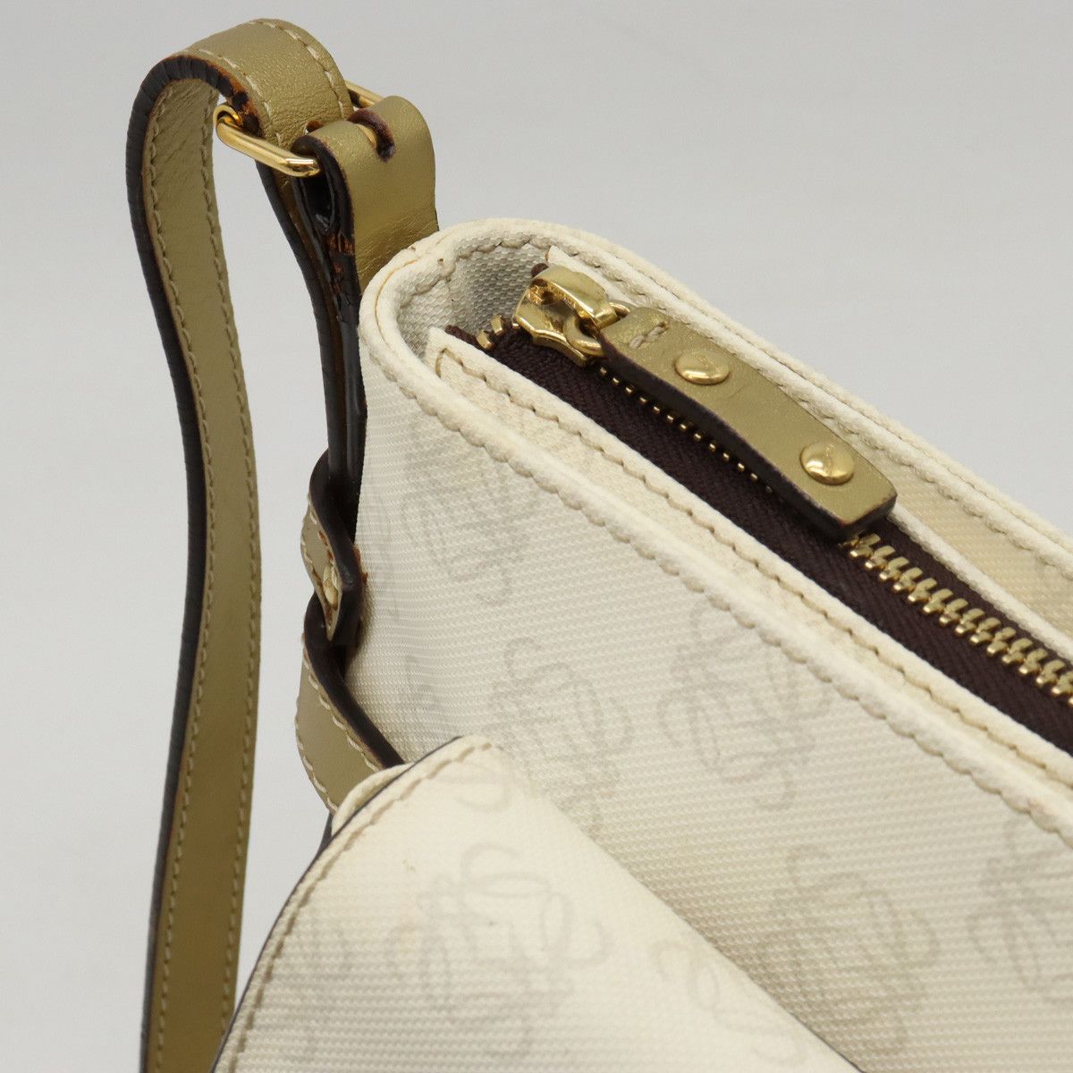 Loewe Loewe Loewe Anagram PVC Leather Shoulder Bag White Gold Canvas Crossbody Bag in Very Good Condition Size ONE SIZE - 4 Thumbnail