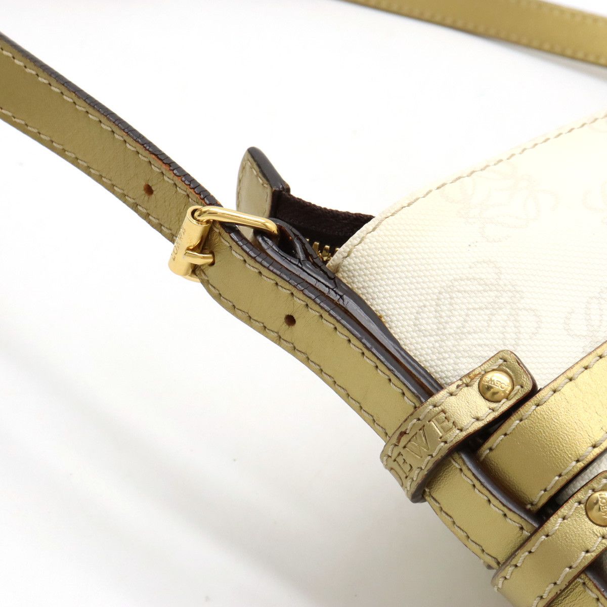 Loewe Loewe Loewe Anagram PVC Leather Shoulder Bag White Gold Canvas Crossbody Bag in Very Good Condition Size ONE SIZE - 8 Thumbnail