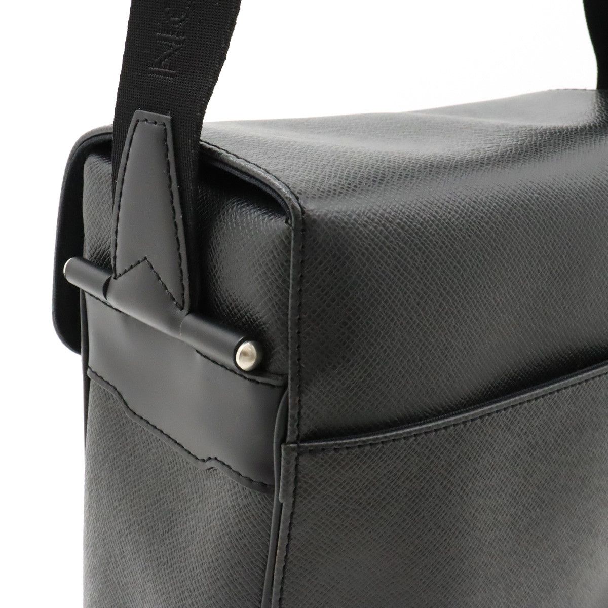 Louis Vuitton Louis Vuitton Louis Vuitton Taiga Leather Pochette Yalanga Shoulder Bag M30822 Leather Crossbody Bag M30822 in Great Condition Size ONE SIZE - 4 Thumbnail